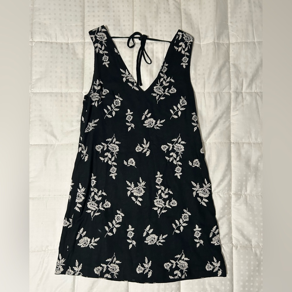 Black Sleeveless V-Neck Floral Mini Dress